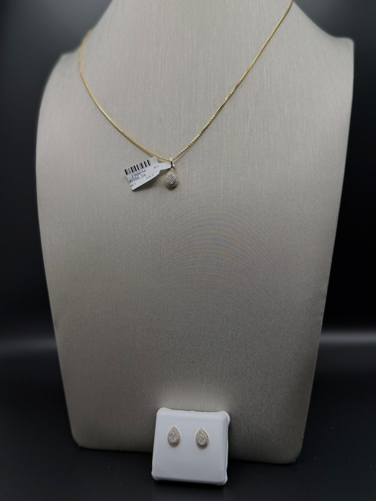 Conjunto de aretes y cadena 10k con diamantes naturales